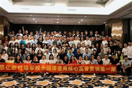 STAKE�й��ٷ���վǮ����У���������̽���߹ܼ�ѵ��һ��Բ����Ļ